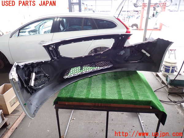 2UPJ-33781010]ボルボ・V60(FB4164T)フロントバンパー 中古_m0004.jpg