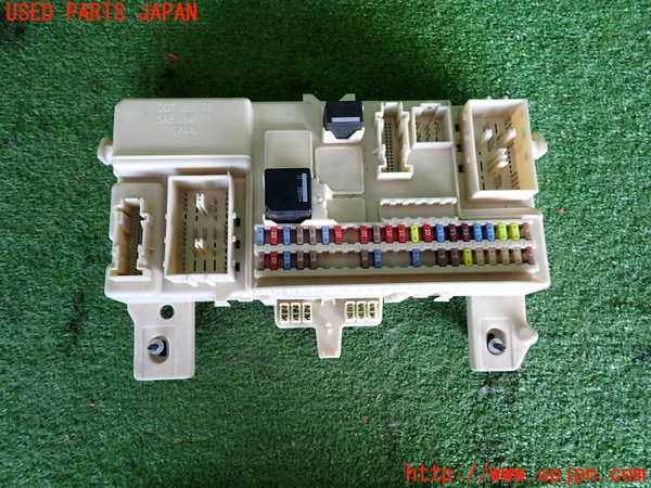 2UPJ-33836742]ボルボ・V50(MB4204S)ヒューズボックス2 中古_m0001.jpg