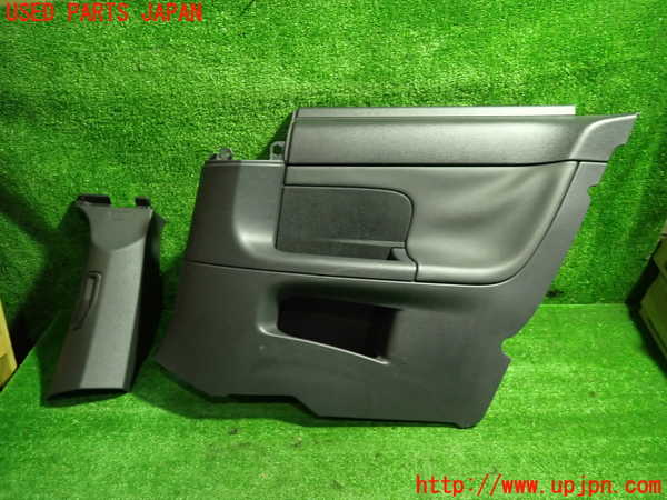 1UPJ-33847675]ボルボ・C30(MB4204S)右リアピラートリム 中古_m0001.jpg