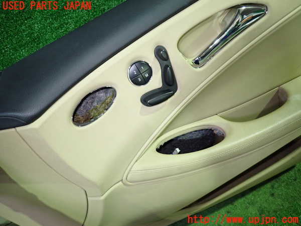 1UPJ-33931234]ベンツ CLS350 C219(219356C)右前ドア内張り 中古_m0002.jpg