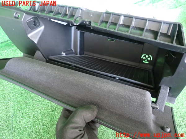 2UPJ-34047516]BMW 218d アクティブツアラー(2C20)(F45)グローブボックス1 中古_m0003.jpg