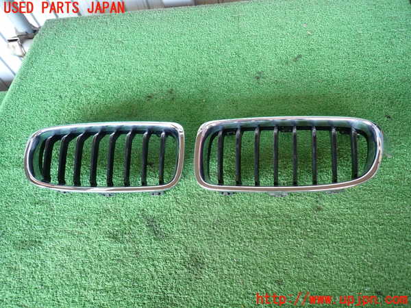 2UPJ-34081050]BMW 320d(8C20)(F30)ラジエターグリル 中古_m0001.jpg