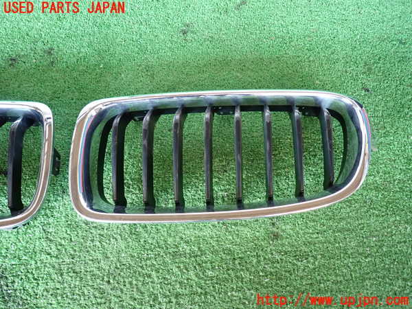 2UPJ-34081050]BMW 320d(8C20)(F30)ラジエターグリル 中古_m0002.jpg