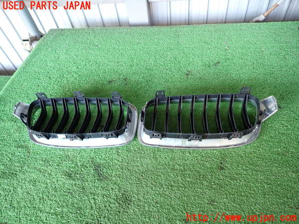 2UPJ-34081050]BMW 320d(8C20)(F30)ラジエターグリル 中古_m0005.jpg