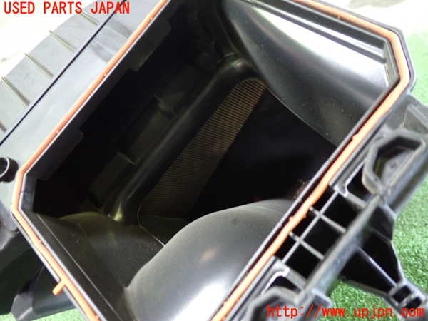 5UPJ-34152560]ベンツ CLA180 C117(117342)エアクリーナーボックス 中古_m0002.jpg
