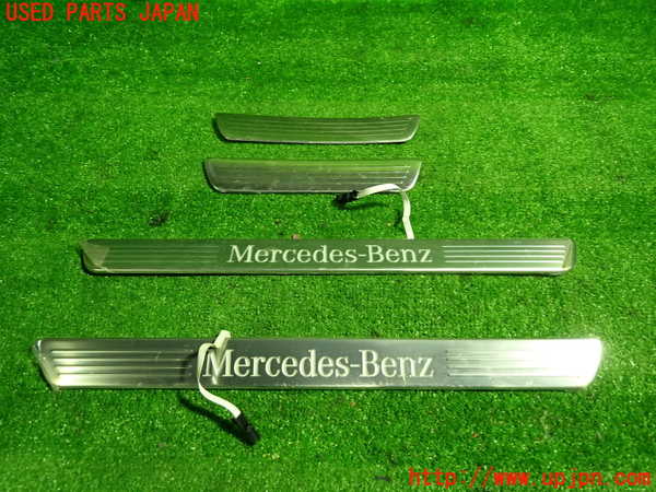 1UPJ-34157740]ベンツ CLA180 C117(117342)スカッフプレート 中古_m0001.jpg