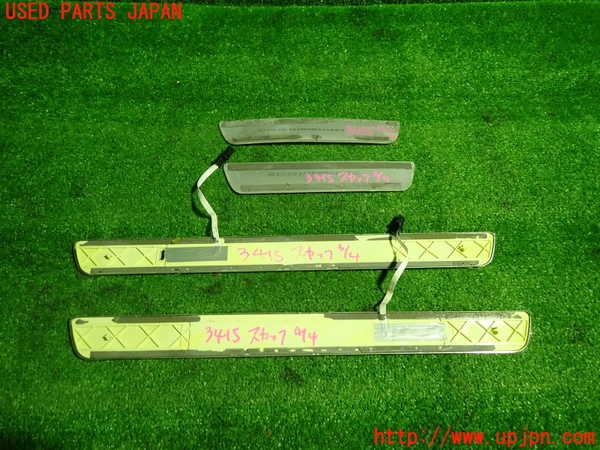 1UPJ-34157740]ベンツ CLA180 C117(117342)スカッフプレート 中古_m0002.jpg