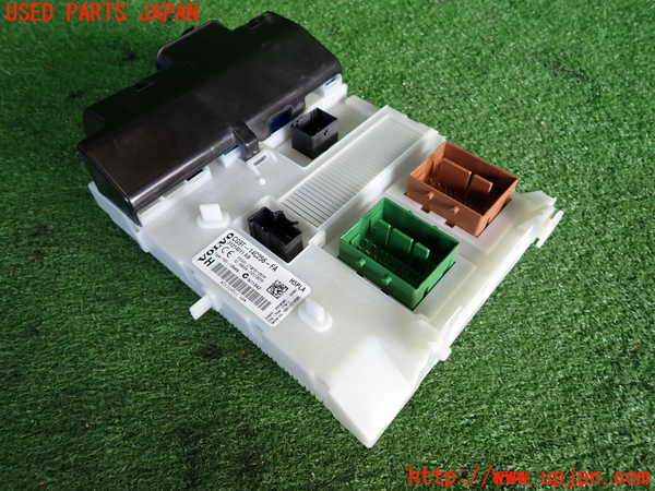 2UPJ-34446741]ボルボ・S60(FB4164T)ヒューズボックス1 中古_m0001.jpg