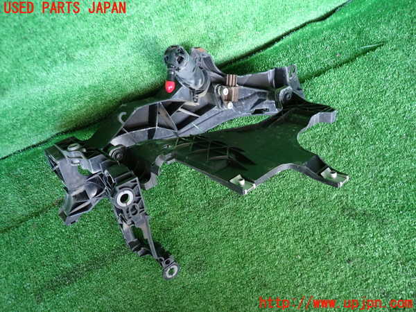 2UPJ-34541142]アウディ・A5 スポーツバック(8TCDNL)左ヘッドライトリム 中古_m0002.jpg