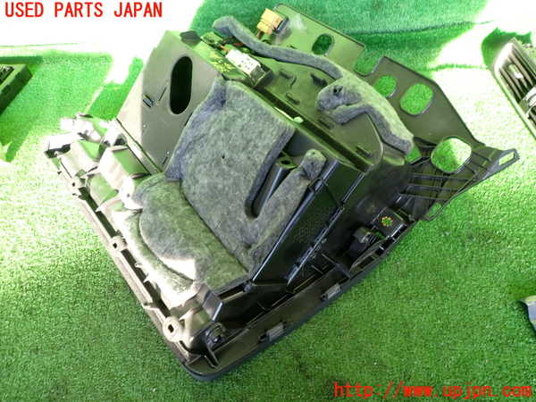 2UPJ-34547516]アウディ・A5 スポーツバック(8TCDNL)グローブボックス1 中古_m0003.jpg