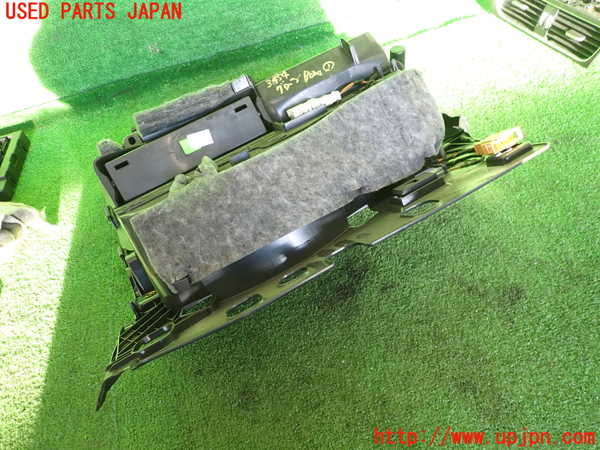 2UPJ-34547516]アウディ・A5 スポーツバック(8TCDNL)グローブボックス1 中古_m0005.jpg