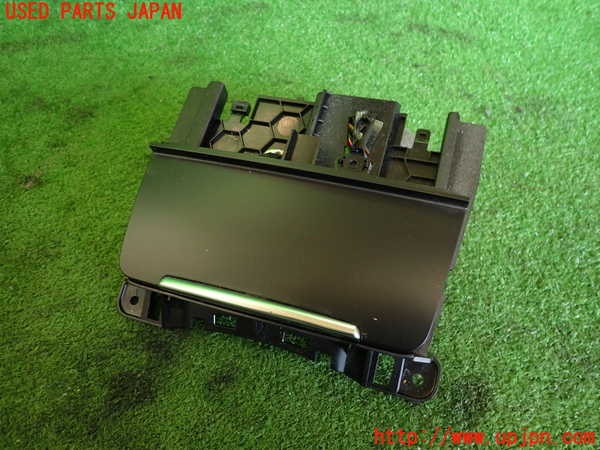 2UPJ-34547821]アウディ・A5 スポーツバック(8TCDNL)灰皿1 中古_m0001.jpg