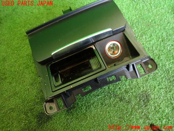 2UPJ-34547821]アウディ・A5 スポーツバック(8TCDNL)灰皿1 中古_m0002.jpg