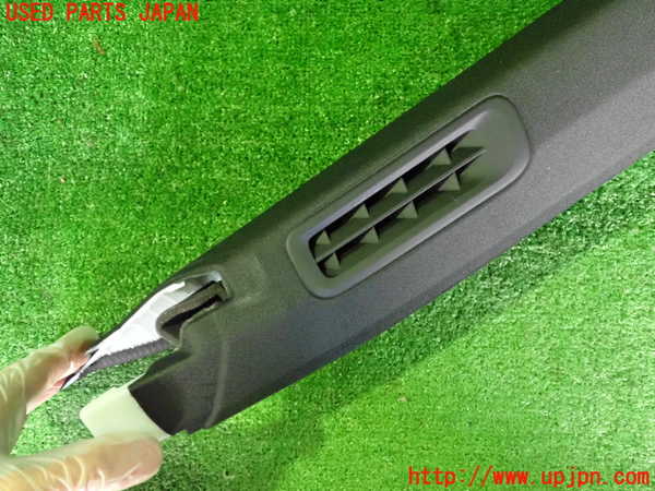 2UPJ-34557655]ポルシェ・タイカン 4S(J1NB)右フロントピラートリム 中古_m0002.jpg