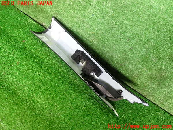 2UPJ-34557655]ポルシェ・タイカン 4S(J1NB)右フロントピラートリム 中古_m0003.jpg