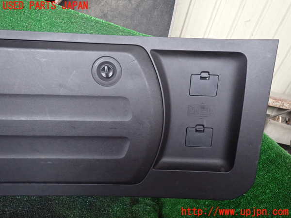 1UPJ-34611578]パジェロ(V93W)バックドア内張り 中古_m0002.jpg