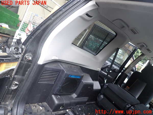 1UPJ-34617680]パジェロ(V93W)左リアピラートリム 中古_m0001.jpg