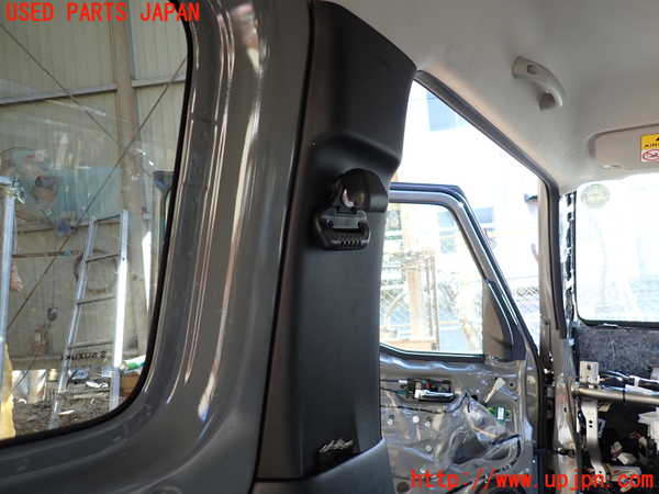 1UPJ-34627670]ジムニー シエラ(JB74W)左センターピラートリム 中古_m0001.jpg