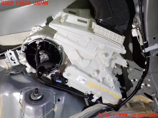 5UPJ-34636082]ノア(ヴォクシー)(ZRR85G)エバポレーター2 中古_m0001.jpg