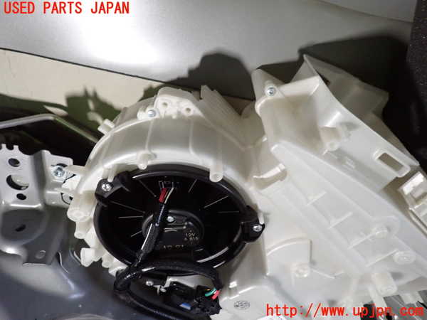 5UPJ-34636082]ノア(ヴォクシー)(ZRR85G)エバポレーター2 中古_m0002.jpg