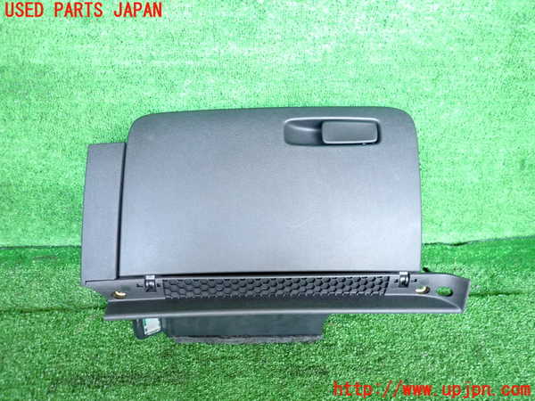 2UPJ-34697516]アウディ・A1 スポーツバック(8XCZE)グローブボックス1 中古_m0001.jpg