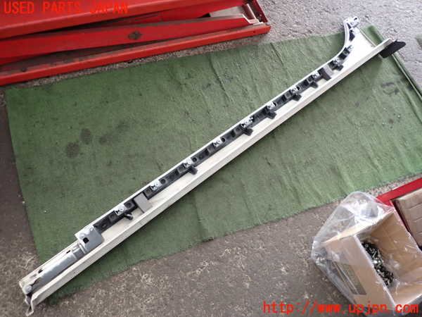 2UPJ-35031390]ジャガー・XE(JA2NA)右サイドステップ 中古_m0004.jpg