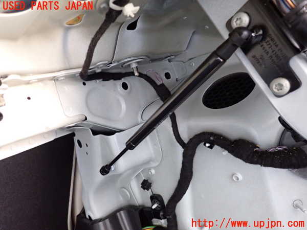 2UPJ-35031506]ジャガー・XE(JA2NA)トランクダンパー 中古_m0001.jpg