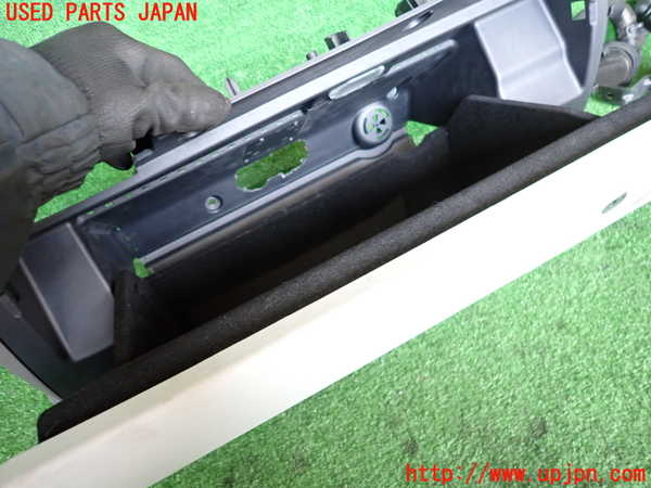 2UPJ-35037516]ジャガー・XE(JA2NA)グローブボックス1 中古_m0002.jpg