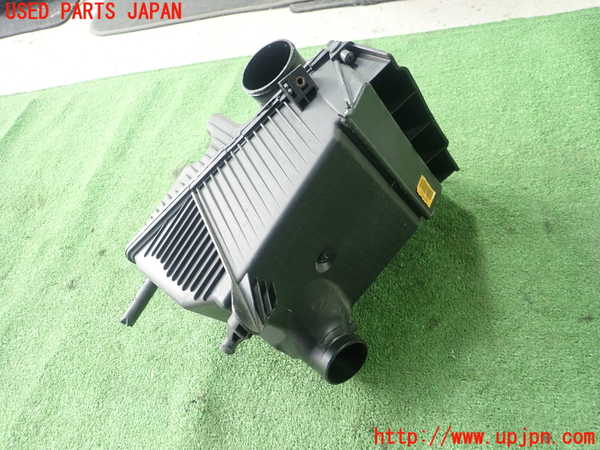 5UPJ-35122560]ルノー・カングー(KWH5F1)エアクリーナーボックス 中古_m0002.jpg