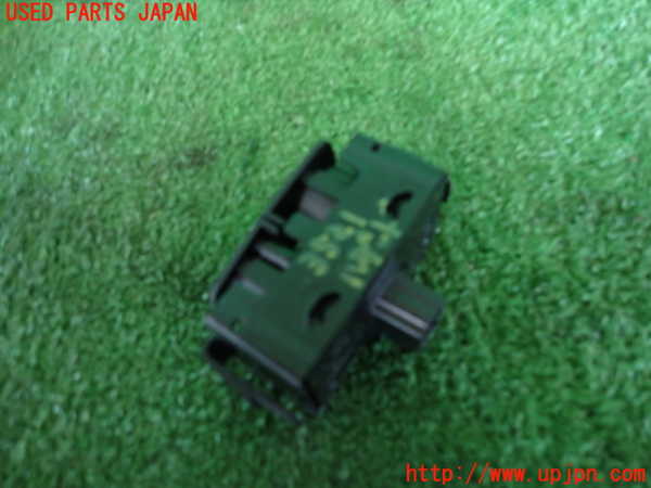 2UPJ-35216290]ルノー・メガーヌ R.S.(ルノー・スポール)(DZF4R)ハザードスイッチ 中古_m0002.jpg