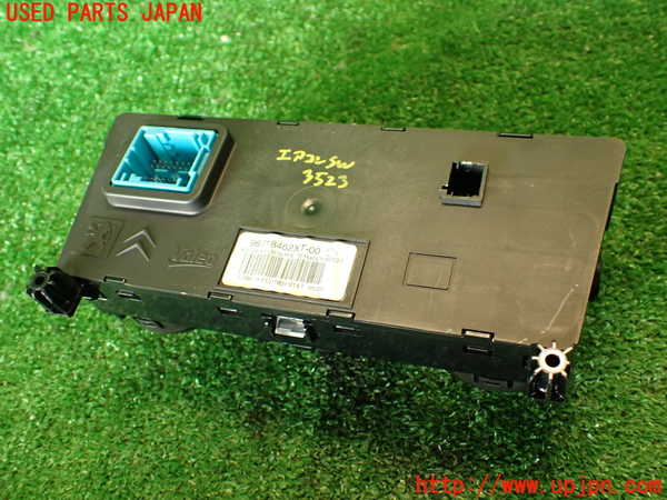 2UPJ-35236066]プジョー・RCZ(T7R5F02)エアコンスイッチ1 中古_m0003.jpg