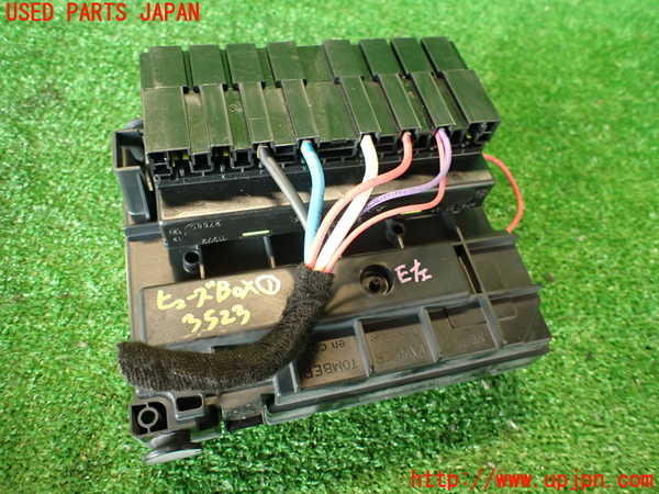 2UPJ-35236741]プジョー・RCZ(T7R5F02)ヒューズボックス1 (EGルーム助手席側) 中古_m0002.jpg