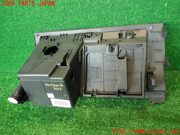 2UPJ-35237516]プジョー・RCZ(T7R5F02)グローブボックス1 中古_m0005.jpg