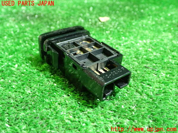 1UPJ-35276306]ハリアー ハイブリッド(AVU65W)スイッチ1 (給油口) 中古_m0003.jpg