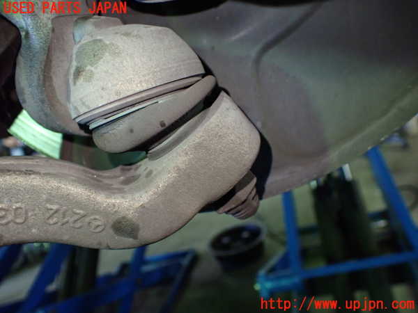 5UPJ-35285186]ベンツ E300(212055C)(212)左フロントロアアーム1 中古_m0002.jpg