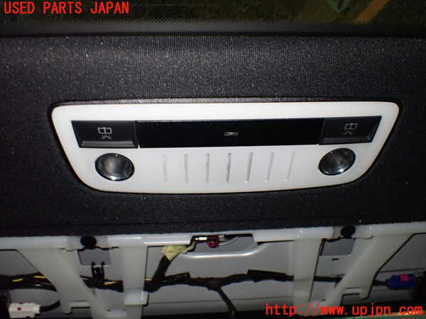 1UPJ-35286412]ベンツ E300(212055C)(212)ルームランプ2 (2列目真中) 中古_m0001.jpg