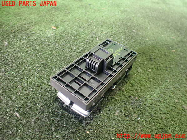 2UPJ-35336240]アウディ・Q3(8UCPSF)右前パワーウィンドウスイッチ 中古_m0002.jpg