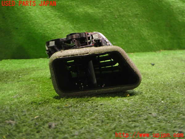 2UPJ-35337528]アウディ・Q3(8UCPSF)エアコン吹き出し口3 (左) 中古_m0002.jpg