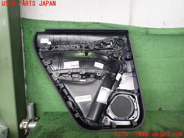 2UPJ-35331294]アウディ・Q3(8UCPSF)右後ドア内張り (ジャンク品) 中古_m0002.jpg