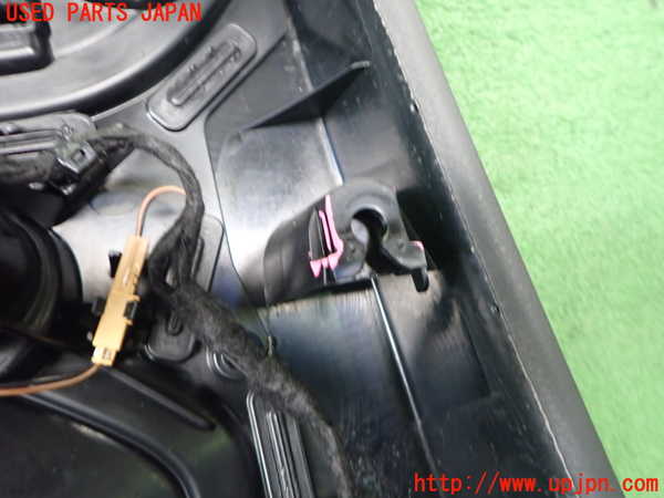 2UPJ-35331294]アウディ・Q3(8UCPSF)右後ドア内張り (ジャンク品) 中古_m0003.jpg