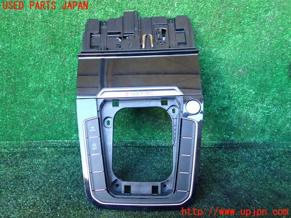 1UPJ-35407841]VW アルテオン(3HDJHF)小物入れ1 中古_m0001.jpg