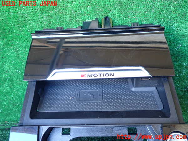 1UPJ-35407841]VW アルテオン(3HDJHF)小物入れ1 中古_m0002.jpg