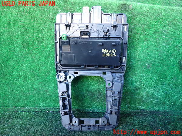1UPJ-35407841]VW アルテオン(3HDJHF)小物入れ1 中古_m0004.jpg