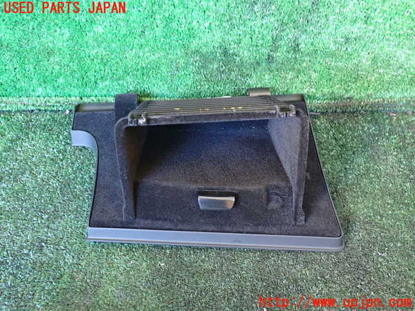 1UPJ-35407842]VW アルテオン(3HDJHF)小物入れ2 中古_m0002.jpg