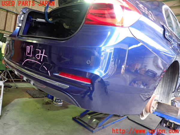 2UPJ-35521610]BMW 320i(8A20)リアバンパー 中古 (F30)_m0003.jpg