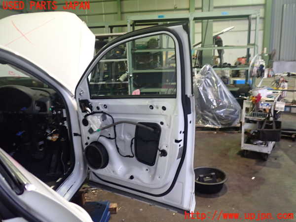 2UPJ-35621230]アウディ・Q3(8UCPSF)右前ドア 中古(43R-00082 M40A)_m0005.jpg