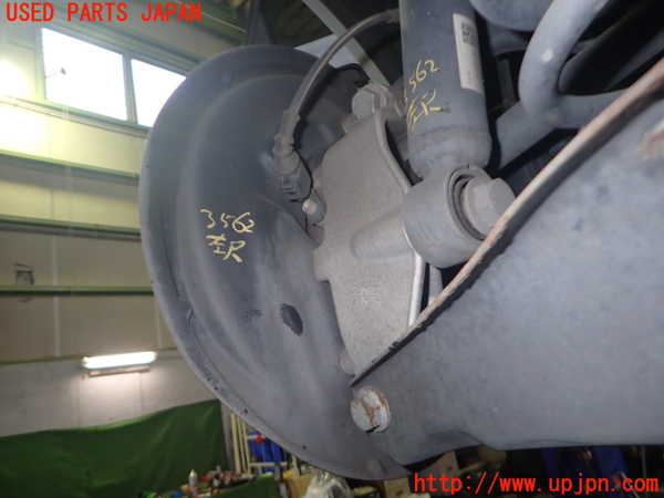 2UPJ-35624305]アウディ・Q3(8UCPSF)左リアナックルハブ 中古_m0001.jpg
