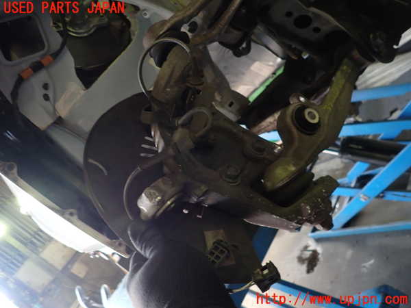 1UPJ-35864290]アバルト・124スパイダー(NF2EK)右フロントナックルハブ 中古_m0002.jpg