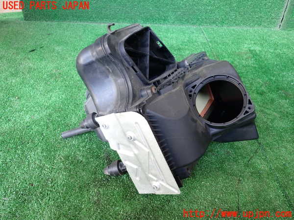 1UPJ-36162560]アウディ・Q5(8RCDNF)エアクリーナーボックス 中古_m0001.jpg