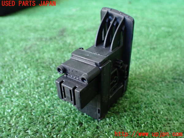 1UPJ-36166307]アウディ・Q5(8RCDNF)スイッチ2 (SIDE VIEW) 中古_m0002.jpg